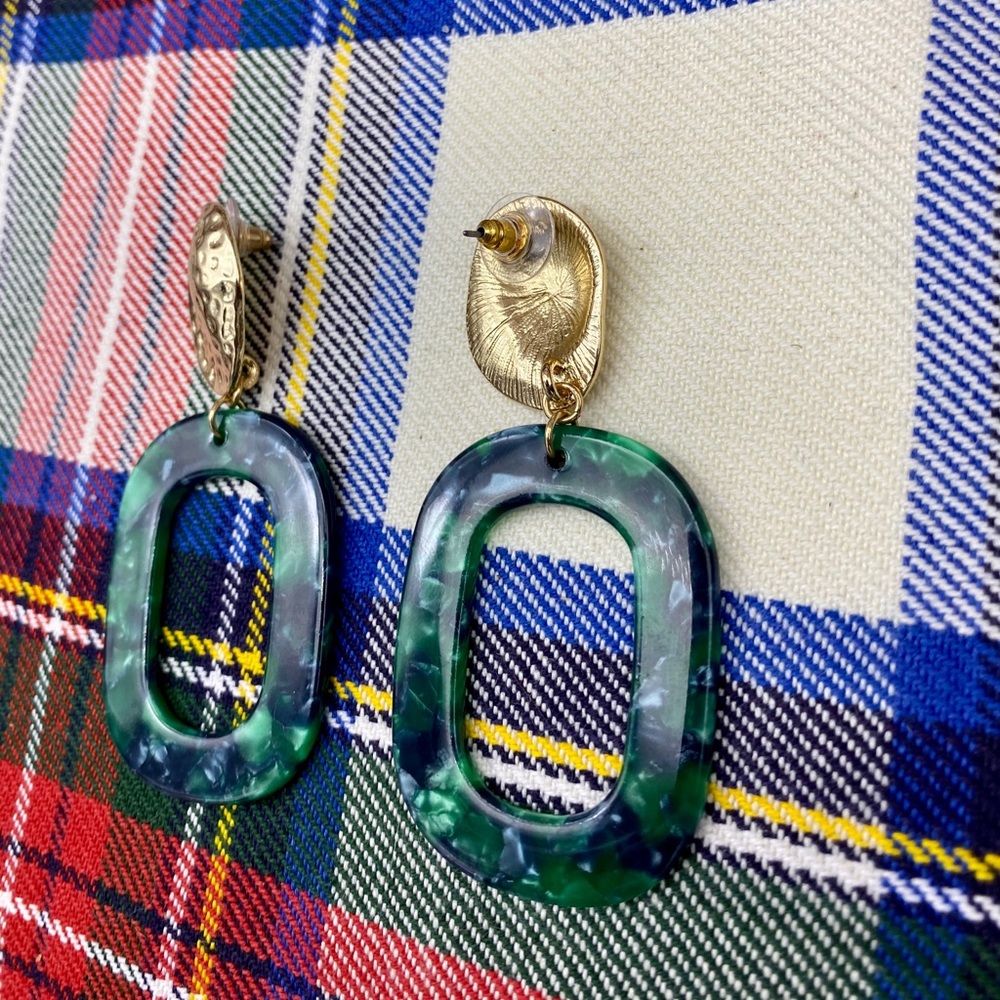Green tortoise shell and Gold drop earrings - Picture 3 of 5